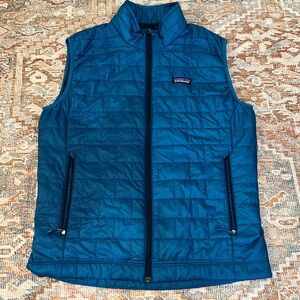 Patagonia Vest Men’s medium blue down vest in excellent condition.